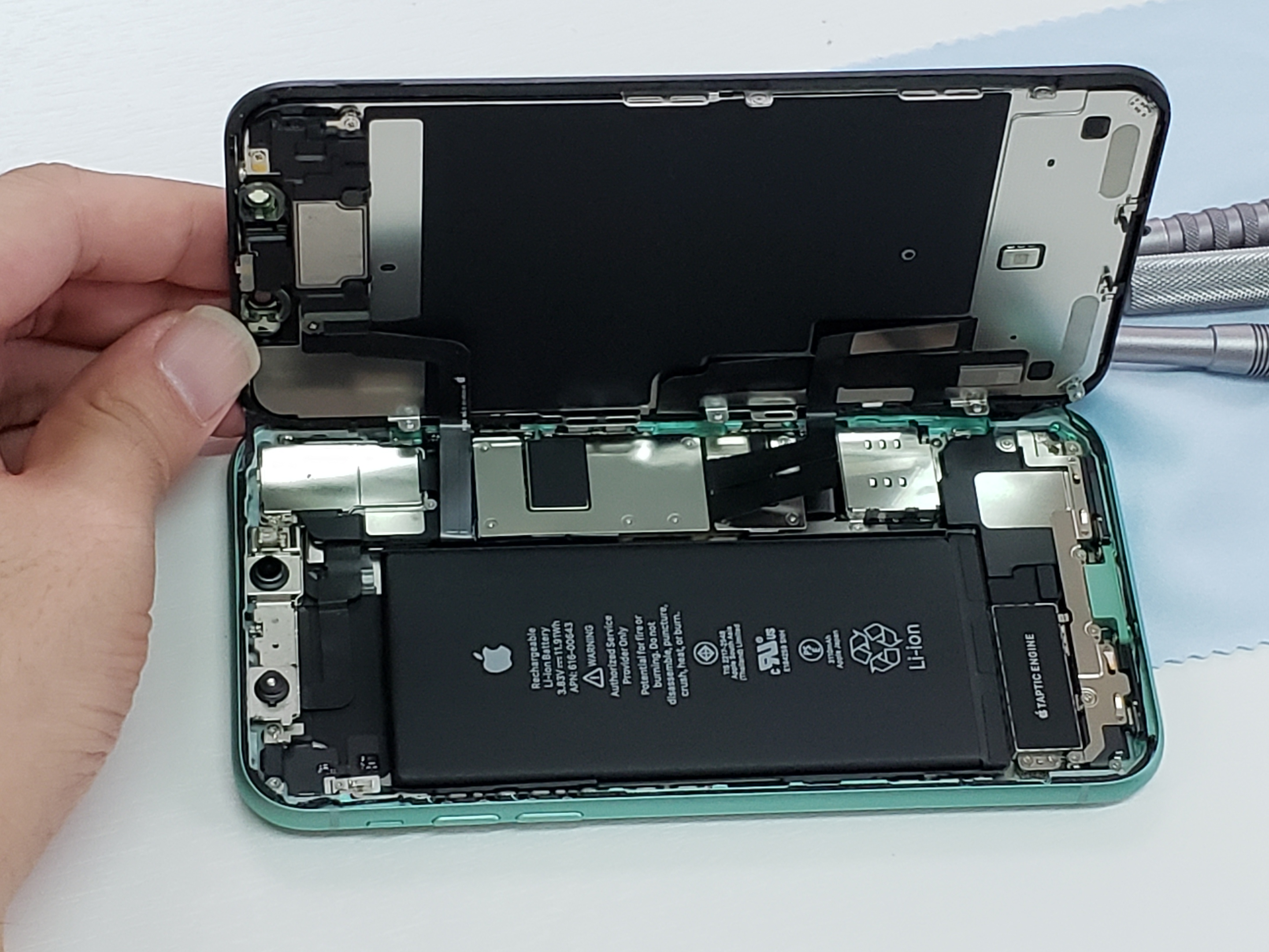 iPhone11を発売日に分解 スマホ修理「町のお店」の分解レビュー